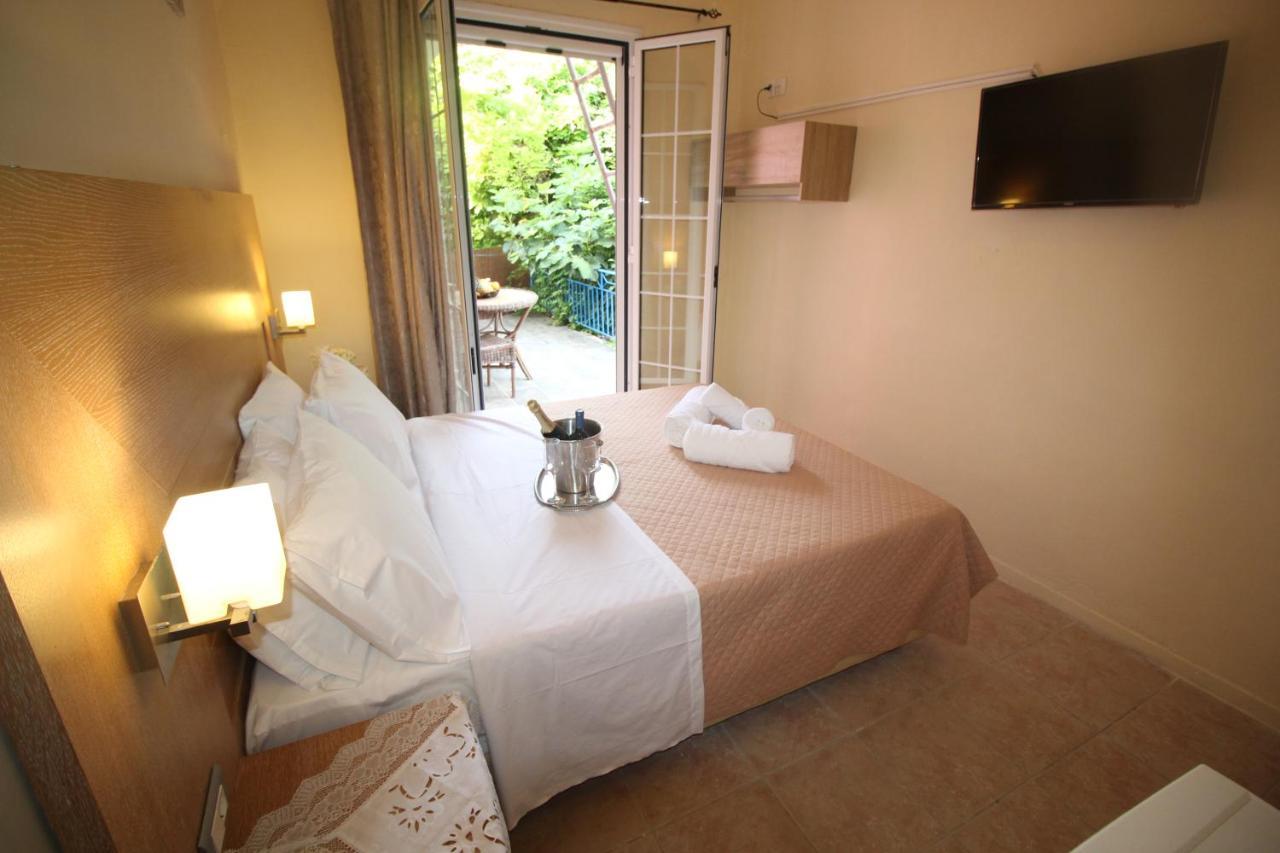 Batis Breeze Bed and Breakfast Perama  Eksteriør billede